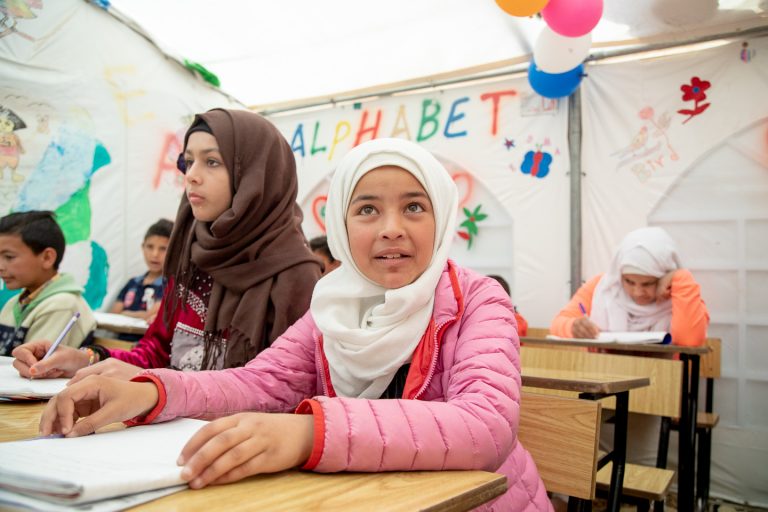 zwei junge Mädchen in einer Schule im Flüchtlingscamp