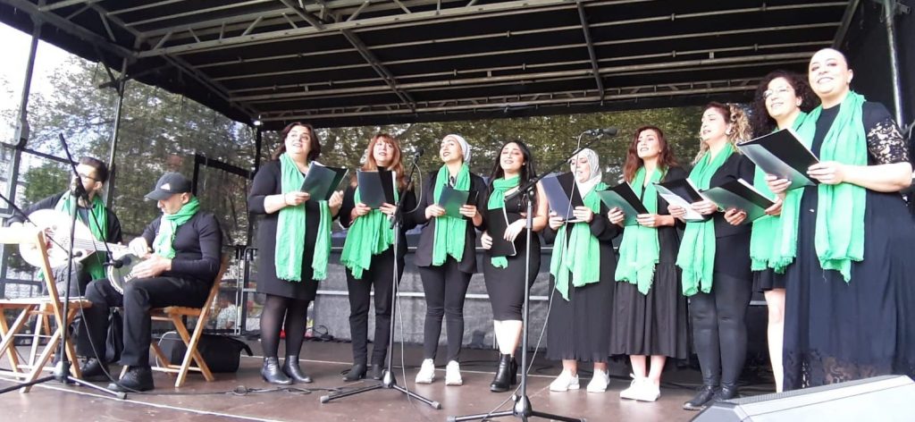 Foto von Frauen mit grünem Schal, Teil des Haneen Chors in Osnabrück