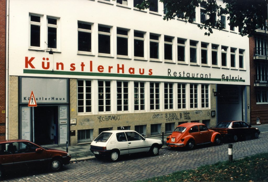 Blick auf das Vorderhaus des Künstlerhauses Bremen vom Wehr am Teerhof, Beschriftungen an der Fassade: KünstlerHaus Bremen, Restaurant, Galerie