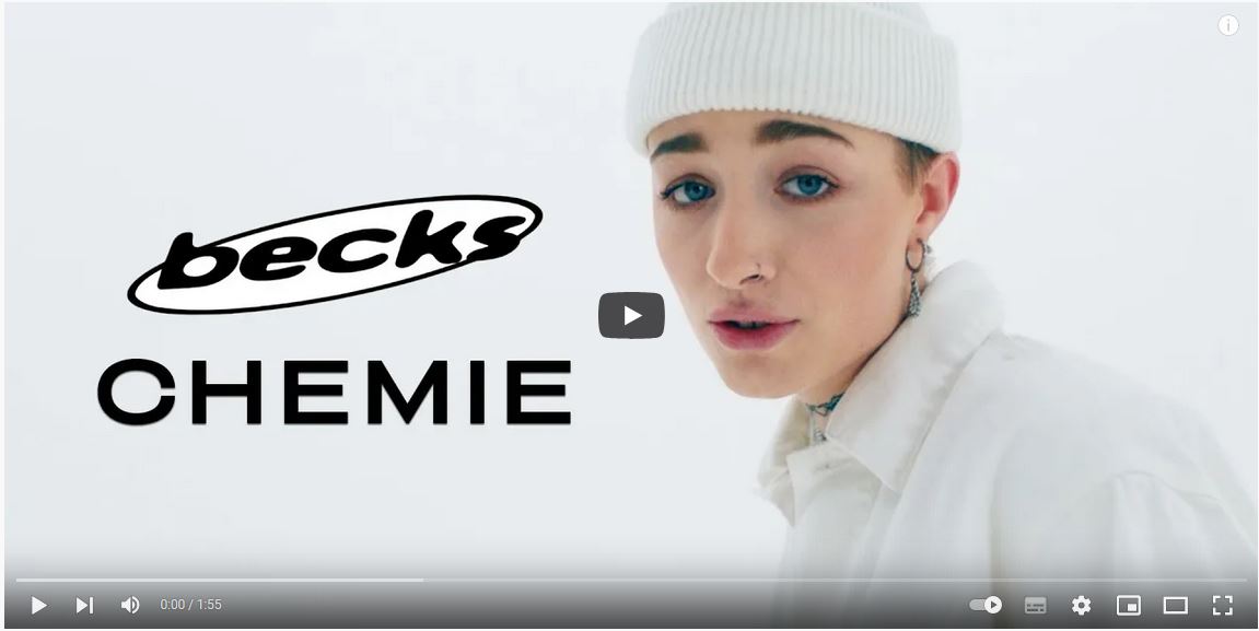 Titelbild zum Musikvideo Chemie von Becks mit dem Gesicht der Künstlerin, die eine weiße Jacke und eine weiße Mütze trägt