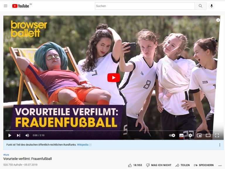 Titelbild zum Video "Vorurteile verfilmt: Frauenfußball" auf dem 5 Frauen in Fußballtrikots stereotyp weiblich Dinge tun, zum Beispiel sich mit Gesichtsmaske sonnen oder Selfies machen