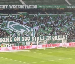 Werderfans unterstützen am 26.11.2022 die Werder-Frauenmannschaft