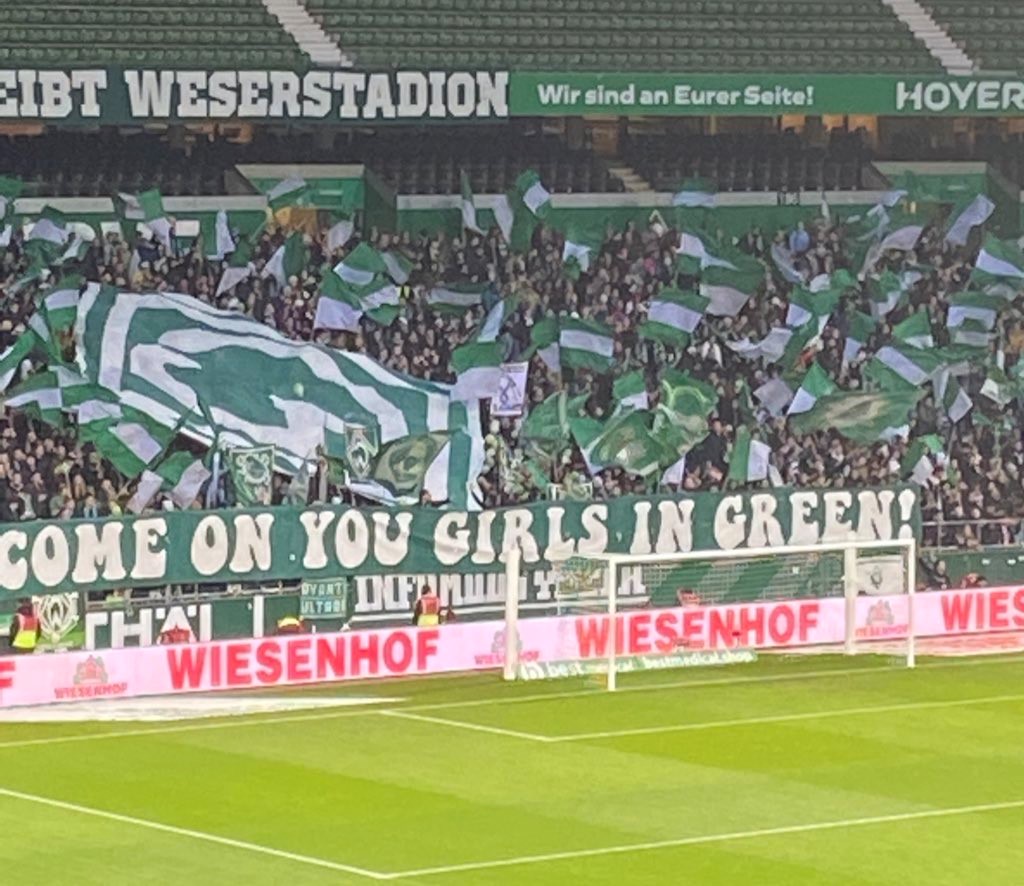 Ansicht des Werder Fanblocks im Weser Stadion mit dem Transparent "Come on you go girls in green" während des Fussballspiels im Weser Stadion der Werder Frauen gegen den SC Freiburg im November 2022