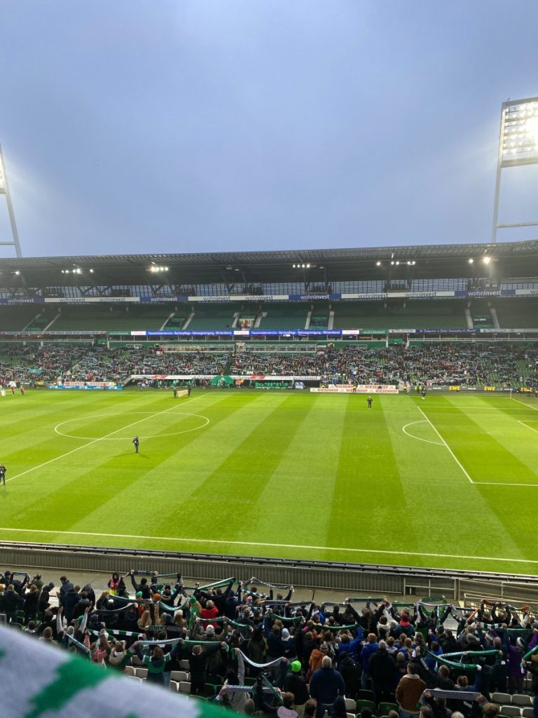 Blick auf ein erleuchtetes Spielfeld im Weserstadion