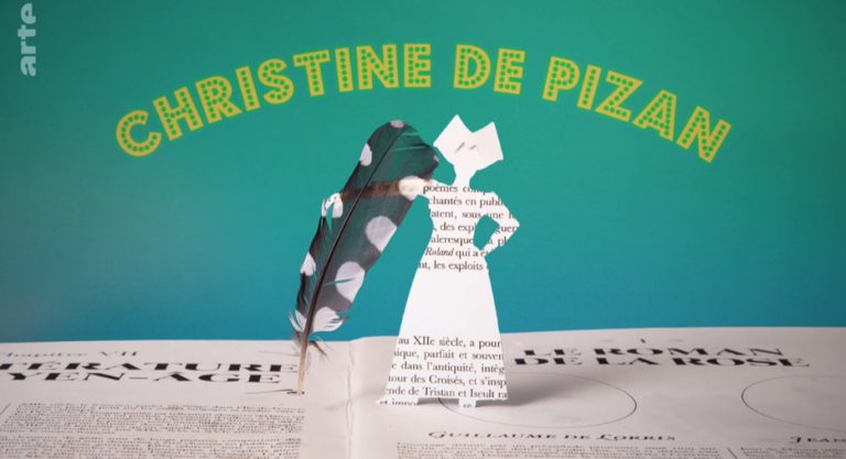 Grüner Hintergrund, Schrift oben: Christine de Pizan. Papierfrau aus Buchseiten ausgeschnitten steht im Vordergrund, hält Feder fest. Oben links: arte