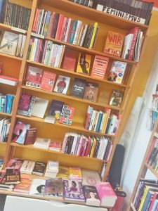 Die Feminismusabteilung in dem Annabee Buchladen Hannover