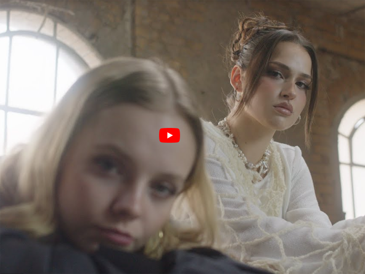 Zwei Frauen gucken in die Kamera Titel eines Musikvideos