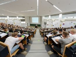 der Hörsaal der Universität Bremen fotografiert von einer erhöhten Perspektive, sodass man die Reihen von Menschen und das Pult vorne sieht