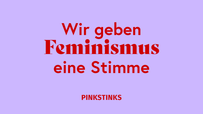 Das Bild ist ein Banner von Pinkstinks. Auf lilanem Hintergrund steht in roter Schrift "Wir geben Feminismus eine Stimme".