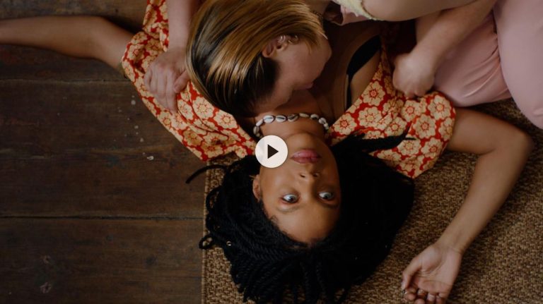 Ein Screenshot aus der Miniserie Crashing Differences. Man sieht zwei Frauen, wie sie auf dem Boden liegen, eine mit dem Kopf auf dem Oberkörper der anderen.