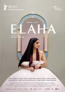 Poster für den Film Elaha, Frau die zur Seite guckt und in ihrem Schoß ein Brautkleid hält
