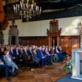 Bürgermeister Bovenschulte steht am Redepult im Festsaal des Bremer Rathauses vor vor sitzenden Publikum