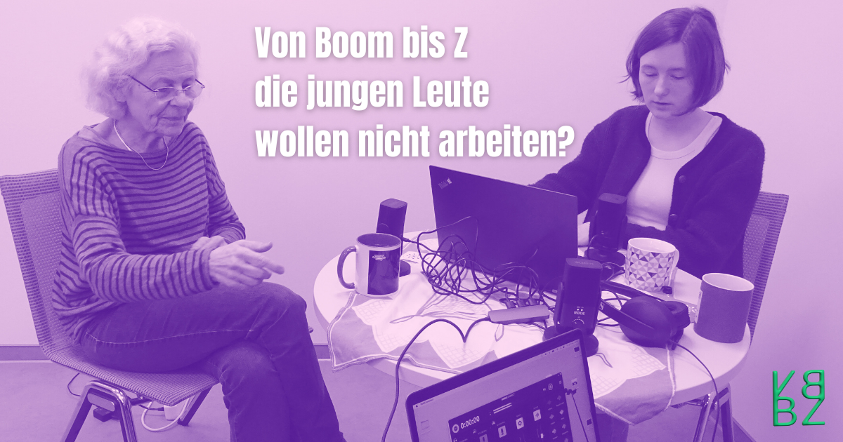 Zwei Personen sitzen an einem runden Tisch mit Podcastmikrophonen und Computern. Über ihnen ist die Frage geschrieben: von Boom bis Z die Jungen Leute wollen nicht arbeiten?, 