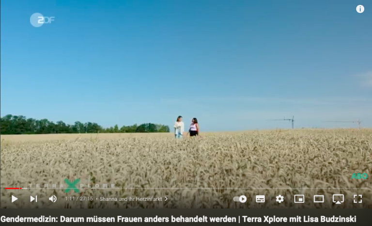 Ein Screenshot zum Video zur Gendermedizin. Zwei Frauen laufen durch ein Kornfeld