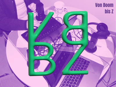 Der Hintergrund ist lila heingefärbt, man sieht einen Tisch mit Mikrofonen und Laptops. Im Vordergrund stehen die grünen Buchstaben V B B Z.