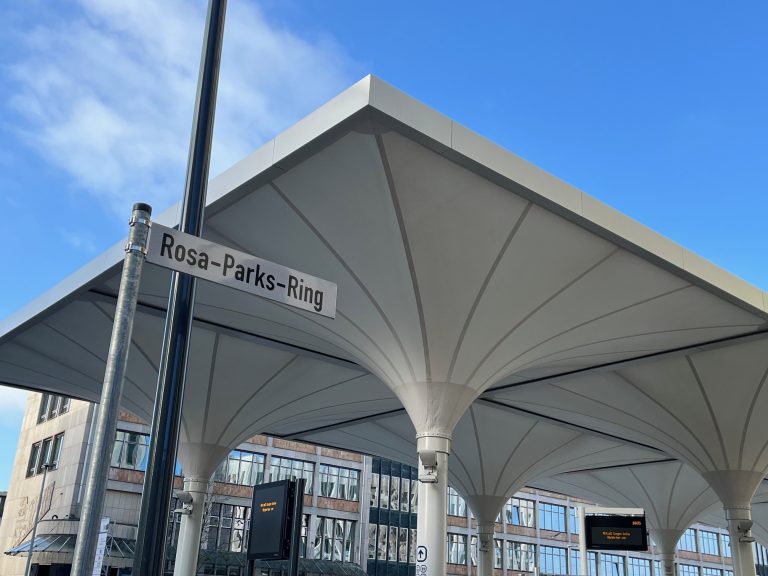 Foto vom Straßenschild "Rosa-Parks-Ring" am Fernbusterminal des Bremer Hauptbahnhofs