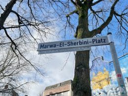 Foto vom Straßenschild "Harwa-El-Sherbini-Platz" im Viertel