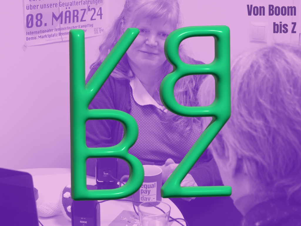 Renate, lächelnd am Tisch, lila eingefärbt und grünes Podcast Logo VBBZ