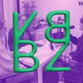 Der Hintergrund ist lila eingefärbt. Man sieht drei Frauen, die an einem Tisch sitzen und vor ihnen stehen Mikrofone. Im Vordergrund stehen in grün die Buchstaben V, B, B und Z.