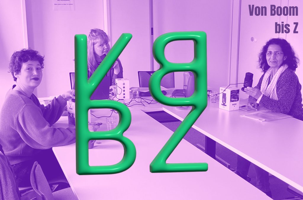 Der Hintergrund ist lila eingefärbt. Man sieht drei Frauen, die an einem Tisch sitzen und vor ihnen stehen Mikrofone. Im Vordergrund stehen in grün die Buchstaben V, B, B und Z.