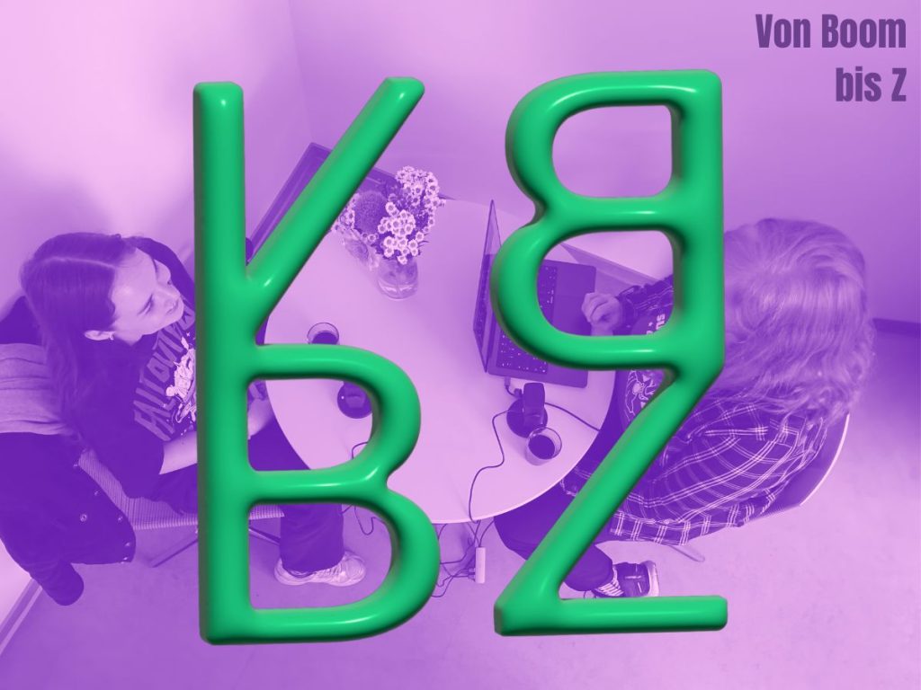 Der Hintergrund ist lila eingefärbt. Man sieht zwei Frauen, die an einem Tisch sitzen und vor ihnen stehen Mikrofone, ein Laptop und Blumen. Im Vordergrund stehen in grün die Buchstaben V, B, B und Z.