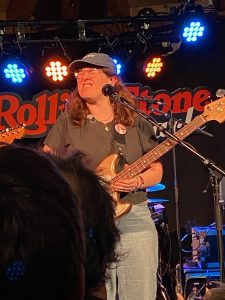 Pillow Queens Bandmitglied am Mikrofon auf der bühne des rolling Stone Beach Festivals 2024