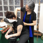 Laura Moreno macht Körperarbeit mit einer Klientin.