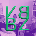Drei Frauen sitzen um einen Tisch herum. Vor ihnen stehen Mikrofone. In der Mitte des Bildes befindet sich das Logo "VBBZ".