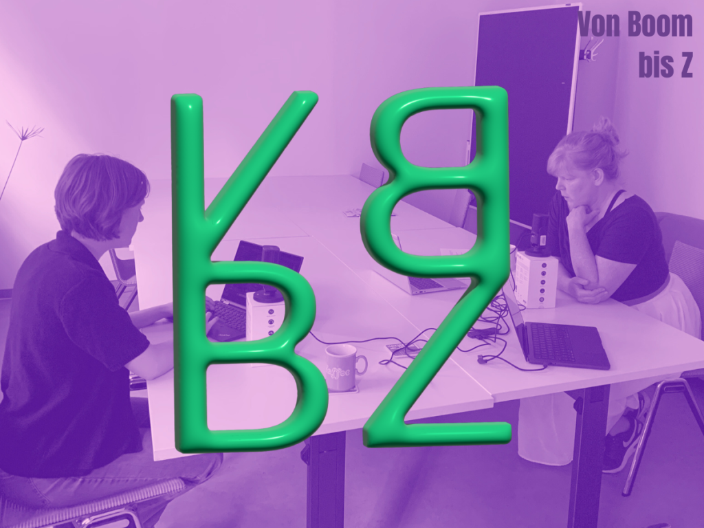 Hannah und Renate sitzen sich am Tisch gegenüber, die Mikrofone vor sich und sprechen. Über diesem Bild ist das Logo des Podcasts VBBZ was von Boom bis Z bedeutet.