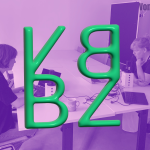 Hannah und Renate sitzen sich am Tisch gegenüber, die Mikrofone vor sich und sprechen. Über diesem Bild ist das Logo des Podcasts VBBZ was von Boom bis Z bedeutet.