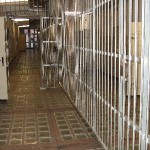 Gefängnisgang mit langem Gitter 