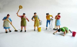 6 Miniatur-Hausfrauen stehen zusammen 