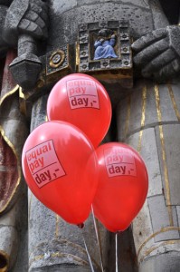rote Luftballons mit der Aufschrift: equal pay day,-