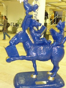 Skulptur in blau mit lesenden Stadtmusikanten