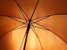 Orange farbener Regenschirm