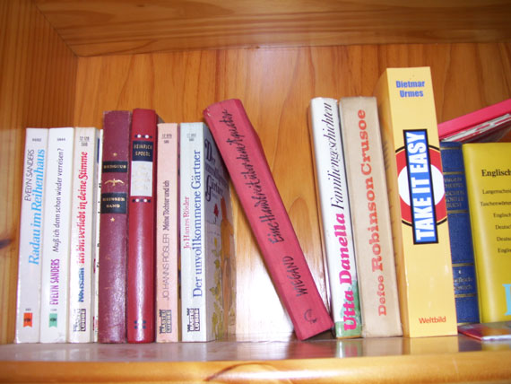 Bücher im Regal mit Lücke dazwischen