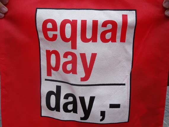 rote Tasche Equal Pay Day 2011