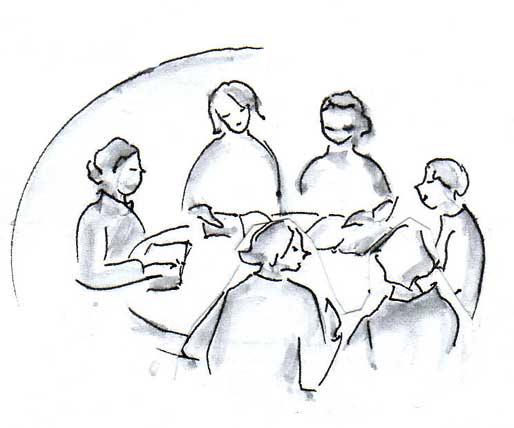 Sechs lesende Frauen am runden Tisch