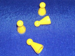 Drei gelbe Spielfiguren auf blauem Grund