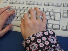 Finger tippen auf einer Computertastatur