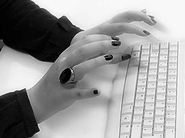 Prager Literaturstipendium 2.0 Hände an Tastatur in schwarz/weiß