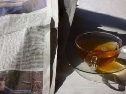 Tasse mit Tee und ein Stück Zeitung