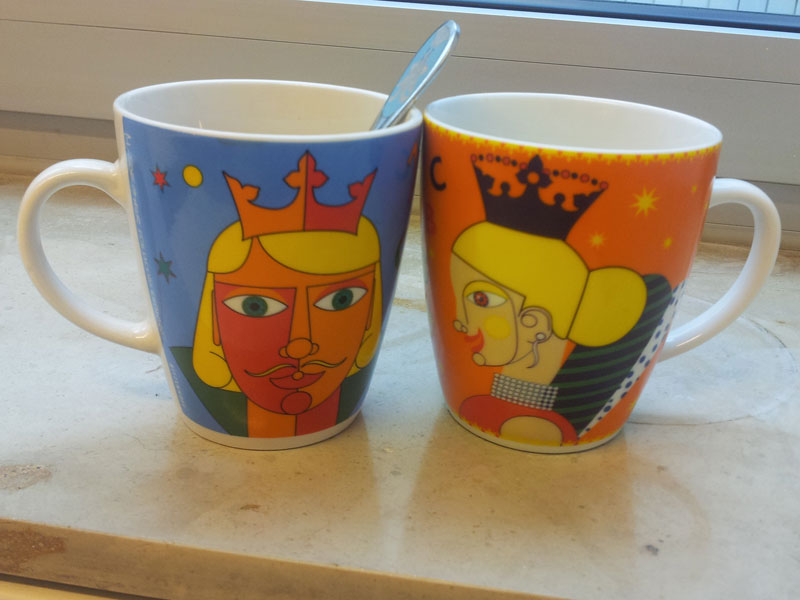 Zwei Tassen mit Prinzen darauf