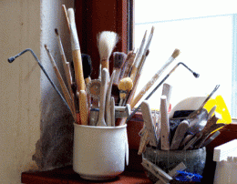 Atelierstipendium, Pinsel in weißem Gefäß auf Fensterbank