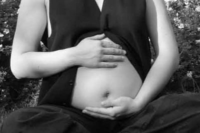 nackter Bauch einer Schwangeren schwarz weiß